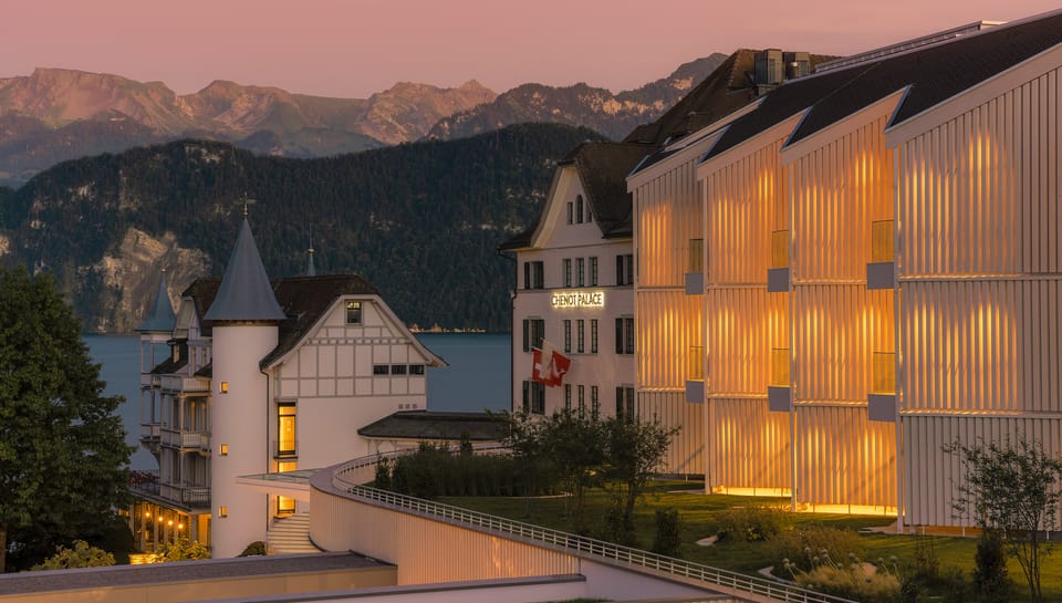 Chenot Palace Weggis in der Abenddämmerung, mit Blick auf den Vierwaldstättersee in der Schweiz