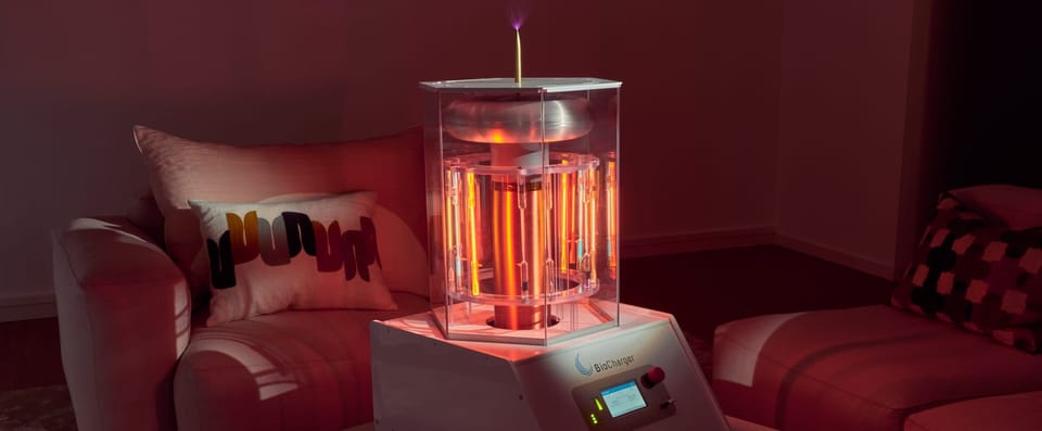 Ein BioCharger-Gerät: eine moderne Wellness-Technologie, die in Kombination mit der traditionellen Medizin eingesetzt wird