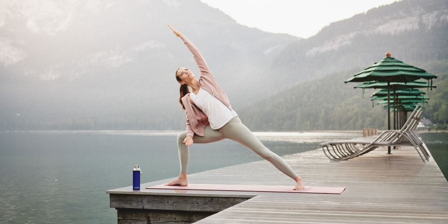 Yoga auf der Seebrücke bei Mayrlife in Österreich